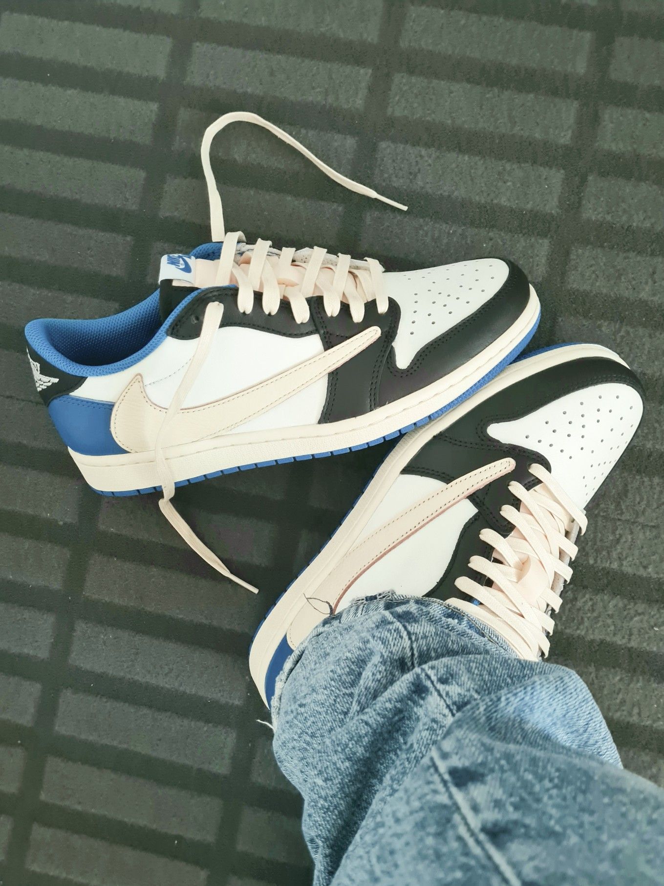 Jordan 1 Low x Travis Scott x Fragment